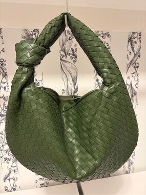 Green woven vegan leather shoulder bag